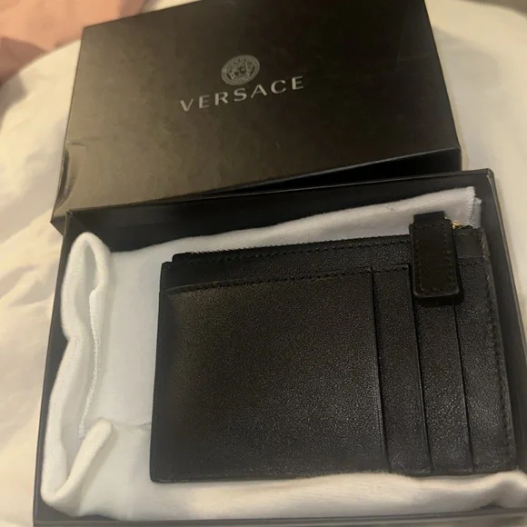 Versace Leather Card Holder Wallet!
$375 - Picture 3 of 4